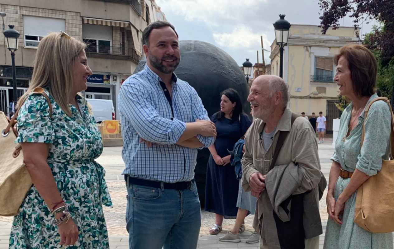 Antonio López junto con el alcalde de Tomelloso, Javier Navarro, visitando sus esculturas en la localidad ciudadrealeña.