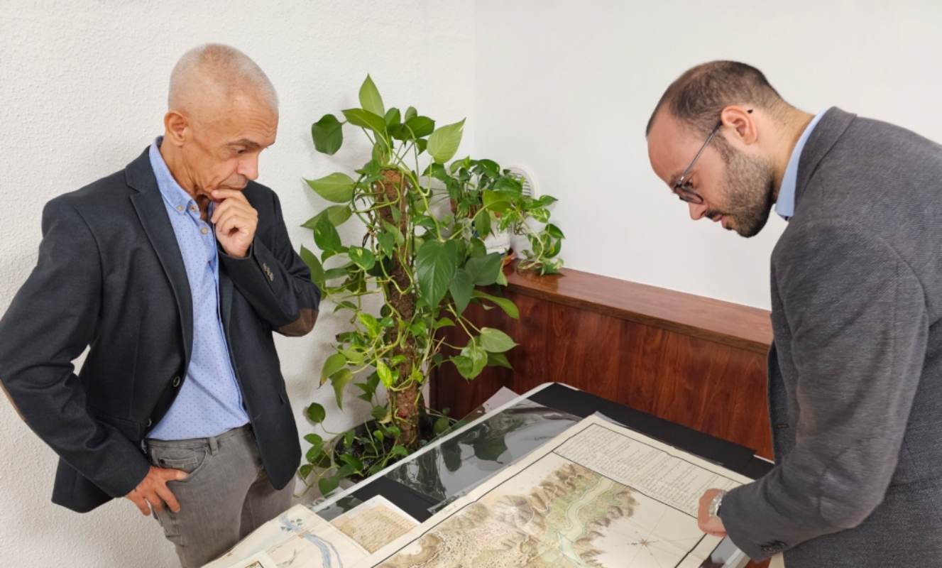 Fran Valera, viendo uno de los planos conservados en el Archivo de la Diputación.