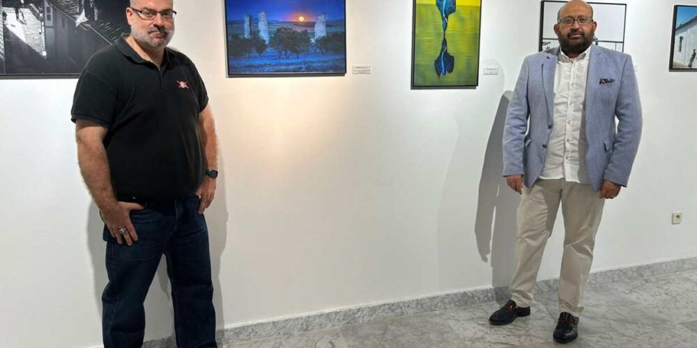 Eduardo Salas (izquierda) y Tomás Arribas, frente a varias de las fotografías de la exposición de la AFT.