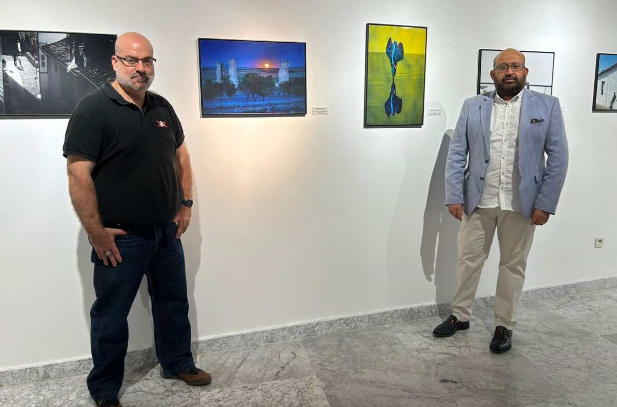 Eduardo Salas (izquierda) y Tomás Arribas, frente a varias de las fotografías de la exposición de la AFT.