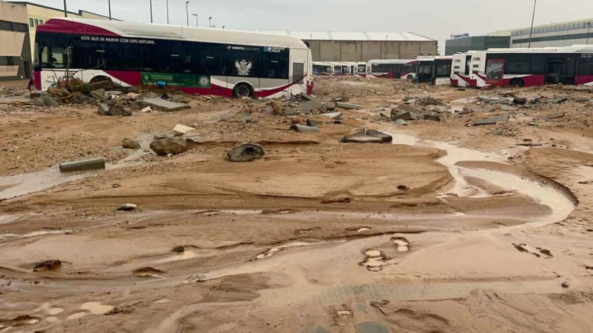 Autobuses urbanos de Toledo, cubiertos por el barro.