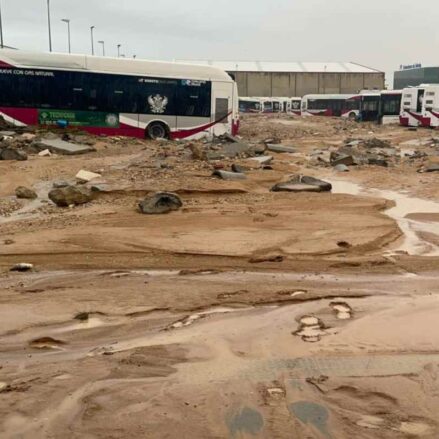 Autobuses urbanos de Toledo, cubiertos por el barro.