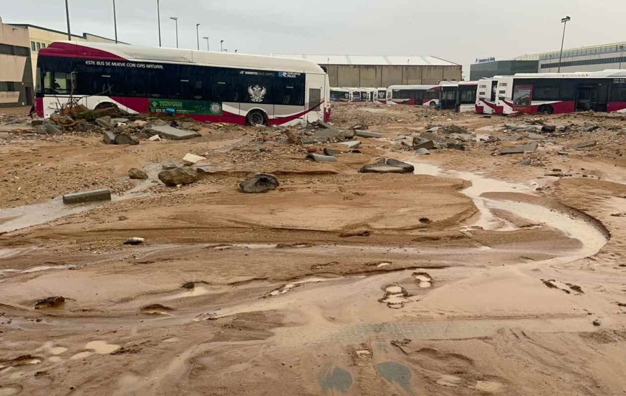 Autobuses urbanos de Toledo, cubiertos por el barro.