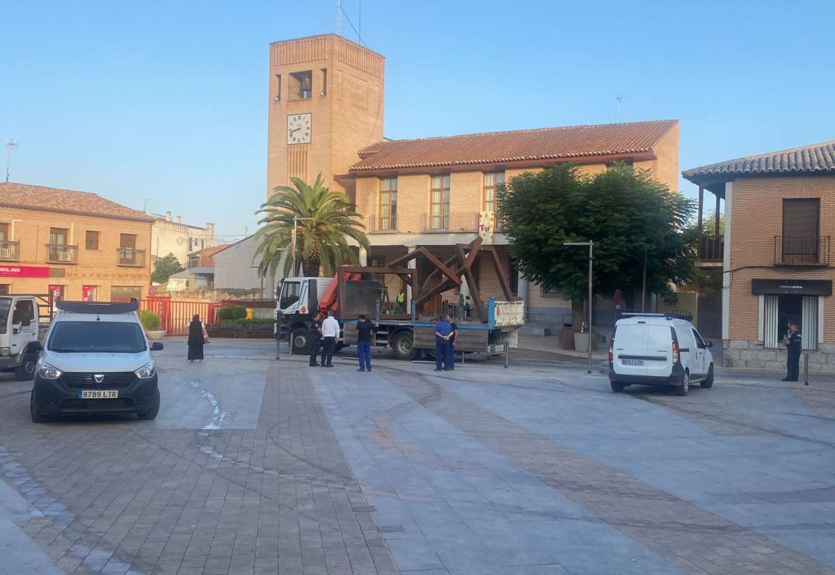 Retirada de la escultura de Gustavo Torner, en Bargas.