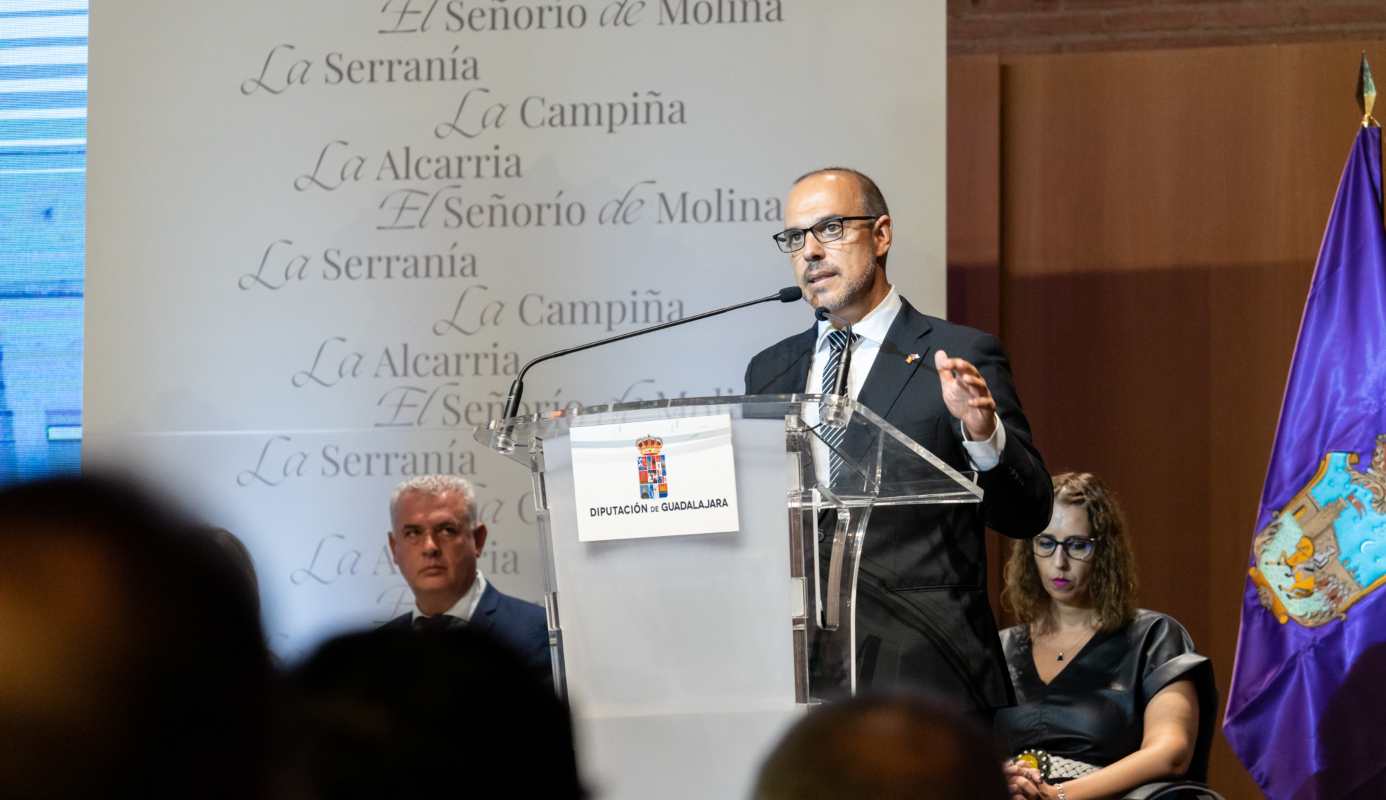 Pablo Bellido, recepcionando a los alcaldes y alcaldesas de Guadalajara.