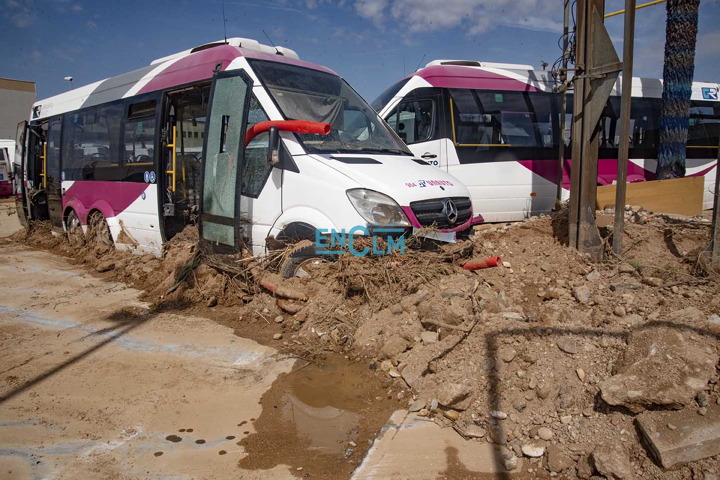 Autobuses de transporte urbano de Toledo, colapsados por el barro. Foto: Rebeca Arango.