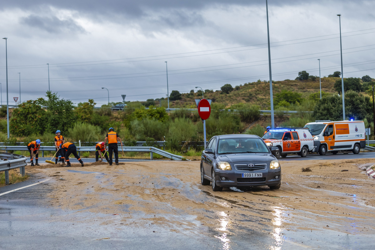 Un coche pasa por una carretera cubierta de barro debido a las fuertes lluvias de la jornada de este domingo, en Toledo. EFE/ Ángeles Visdómine.