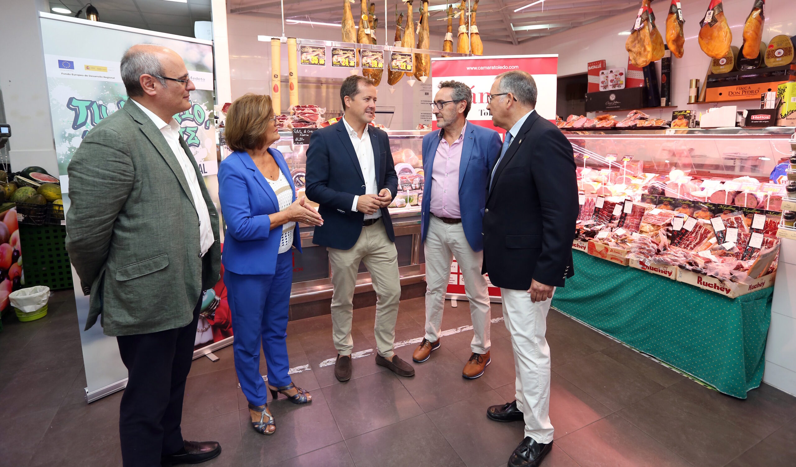 Carlos Velázquez, durantes su visita a un comercio de Toledo.