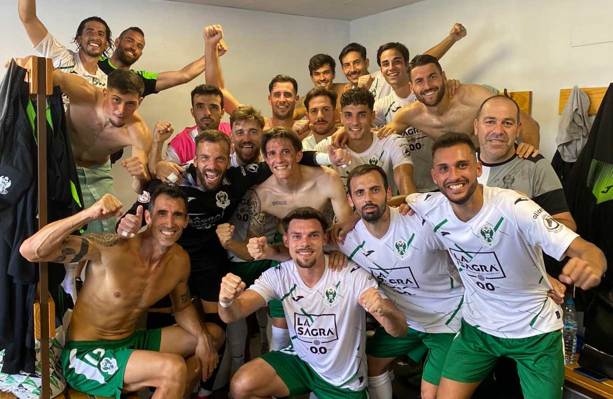 Los jugadores del Toledo, eufóricos por la victoria. Foto: CD Toledo.