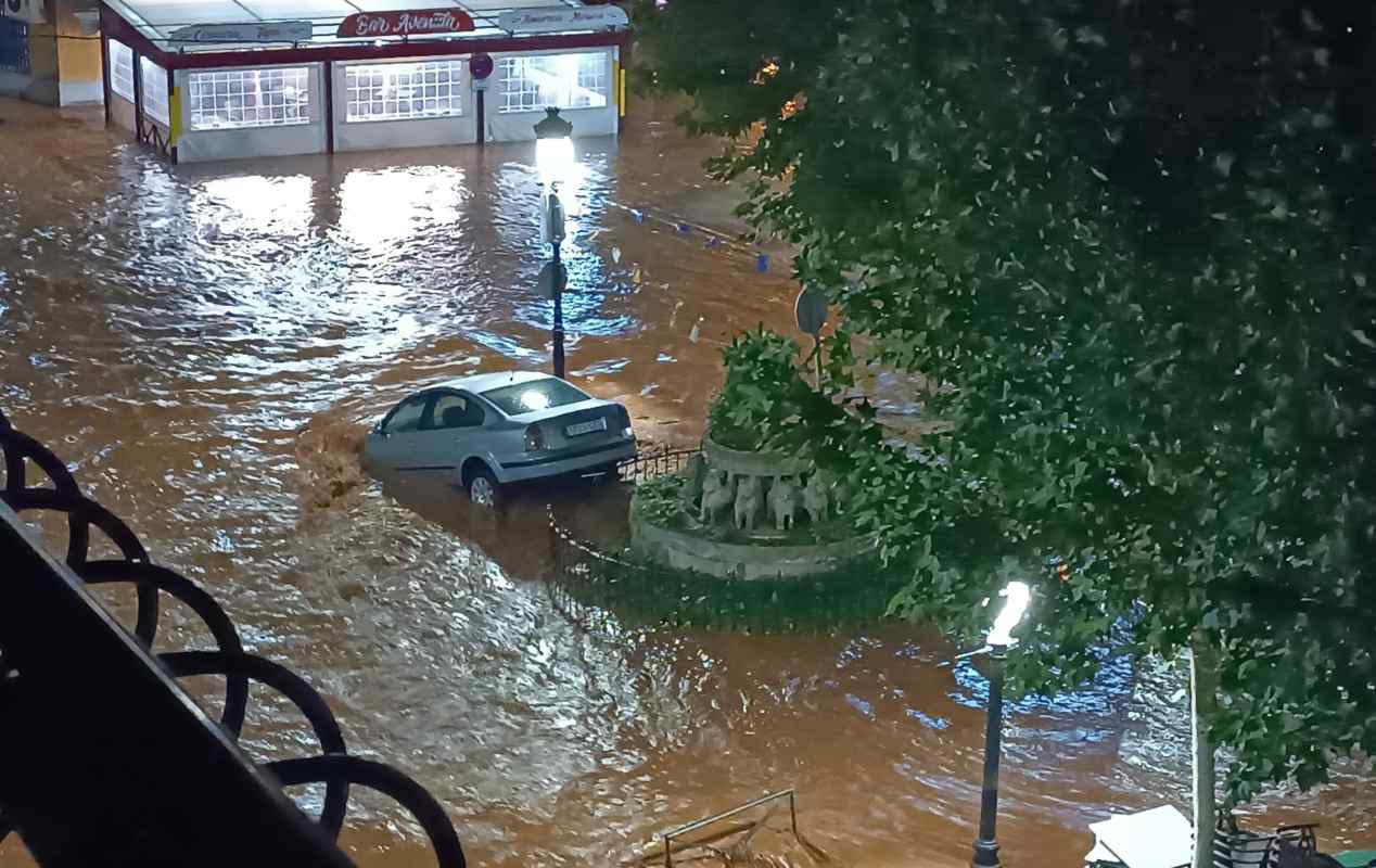 El agua arrastró al vehículo hasta empotrarlo contra esa fuente en Motilla del Palancar.