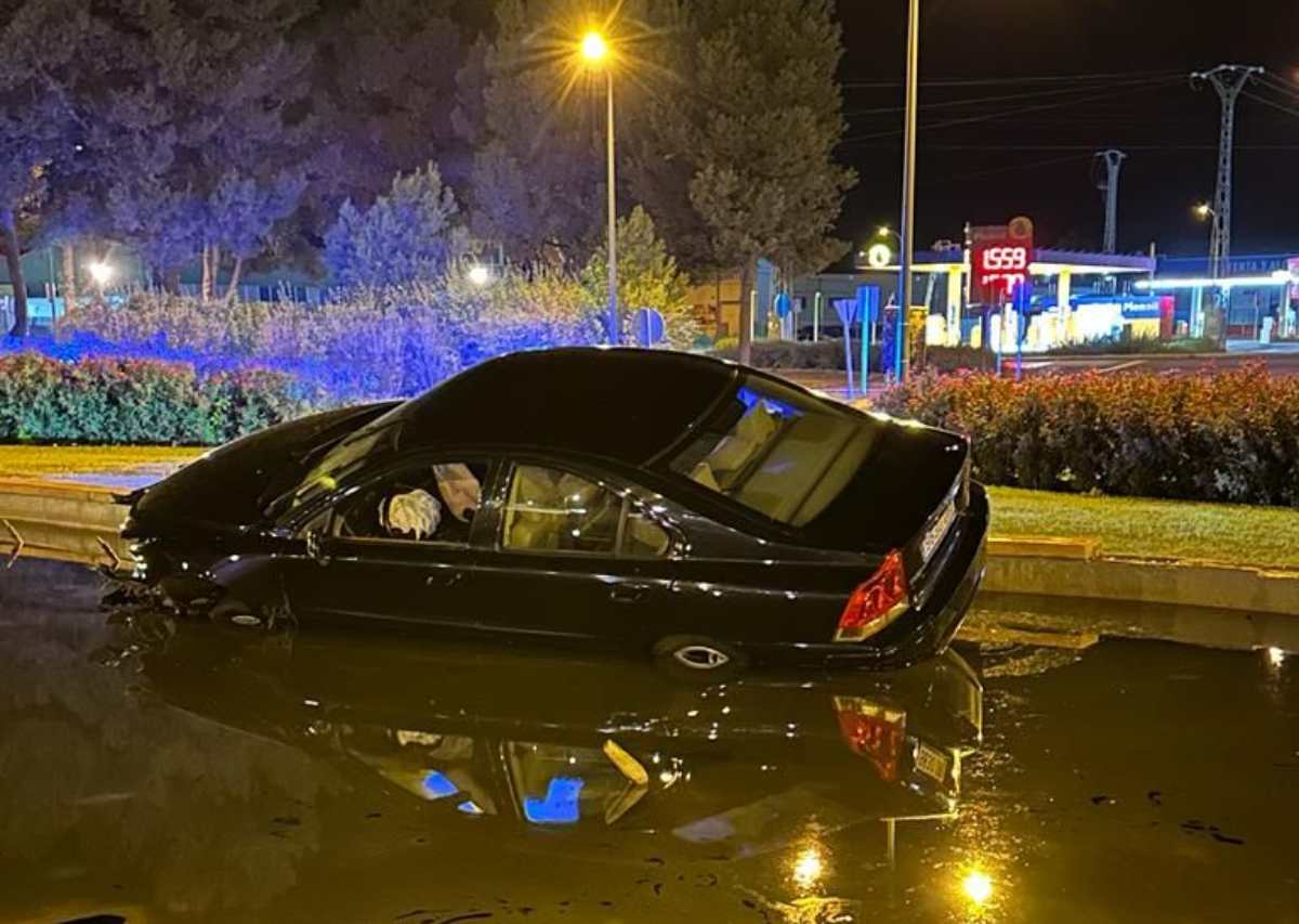 El vehículo ha terminado en una rotonda de Ciudad Real. Foto: Redes sociales de Policía Local de Ciudad Real.