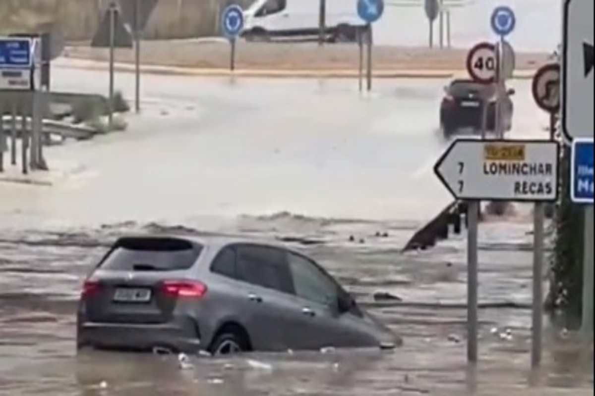 Un coche, anegado en una carretera de CLM.