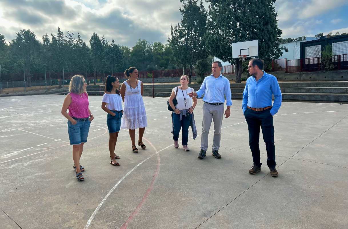 Carlos Velázquez, alcalde de Toledo, cuando visitó uno de los colegios.