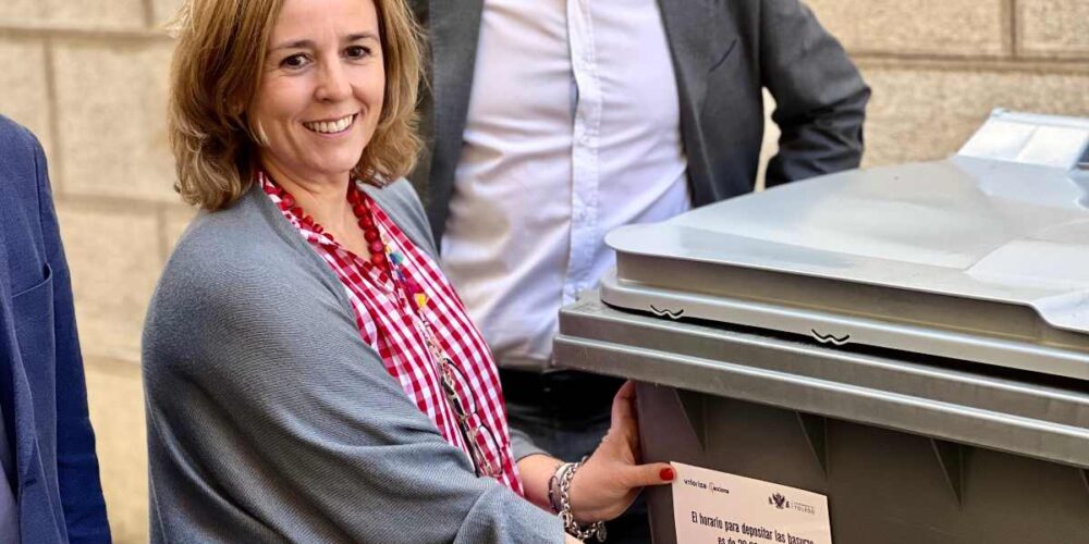 Loreto Molino, concejala de Obras y Servicios del Ayuntamiento de Toledo, inaugurando un contenedor.