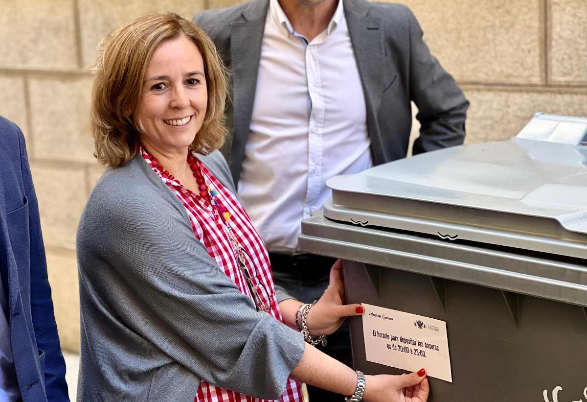 Loreto Molino, concejala de Obras y Servicios del Ayuntamiento de Toledo, inaugurando un contenedor.