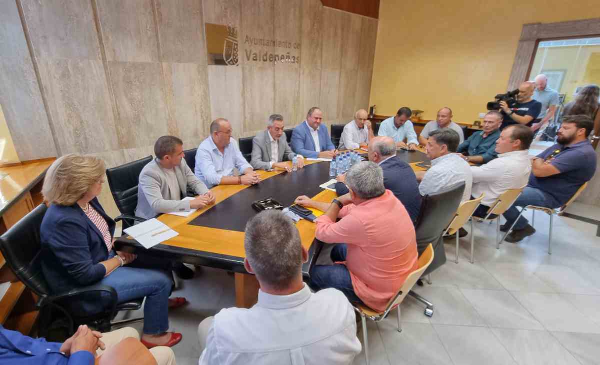 Reunión del alcalde de Valdepeñas con el consejero y los agricultores.