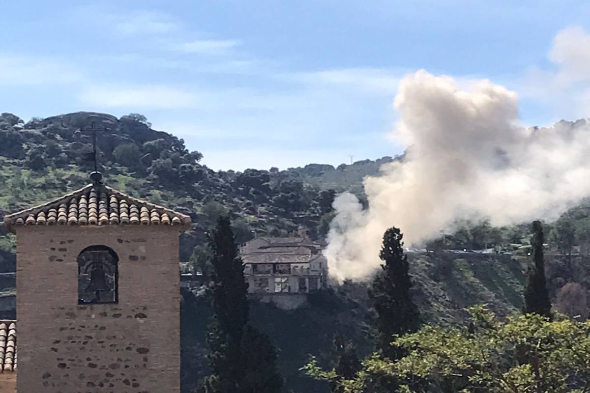 Imagen del humo originado al encender un horno de leña en el restaurante La Ermitaña, en Toledo.