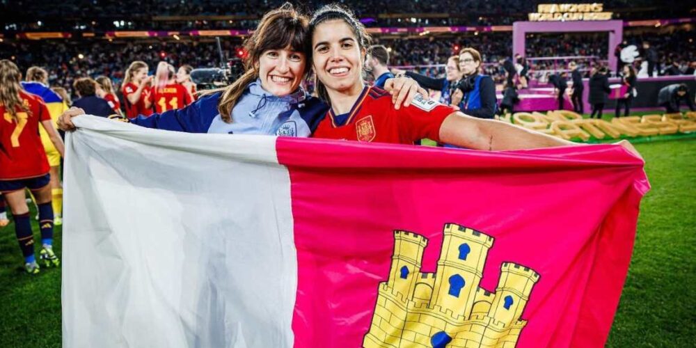 Blanca Romero (izquierda) y Alba Redondo, exhibiendo la bandera de CLM tras proclamarse campeonas del mundo.