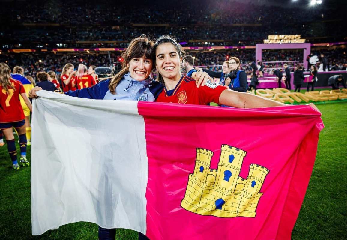 Blanca Romero (izquierda) y Alba Redondo, exhibiendo la bandera de CLM tras proclamarse campeonas del mundo.