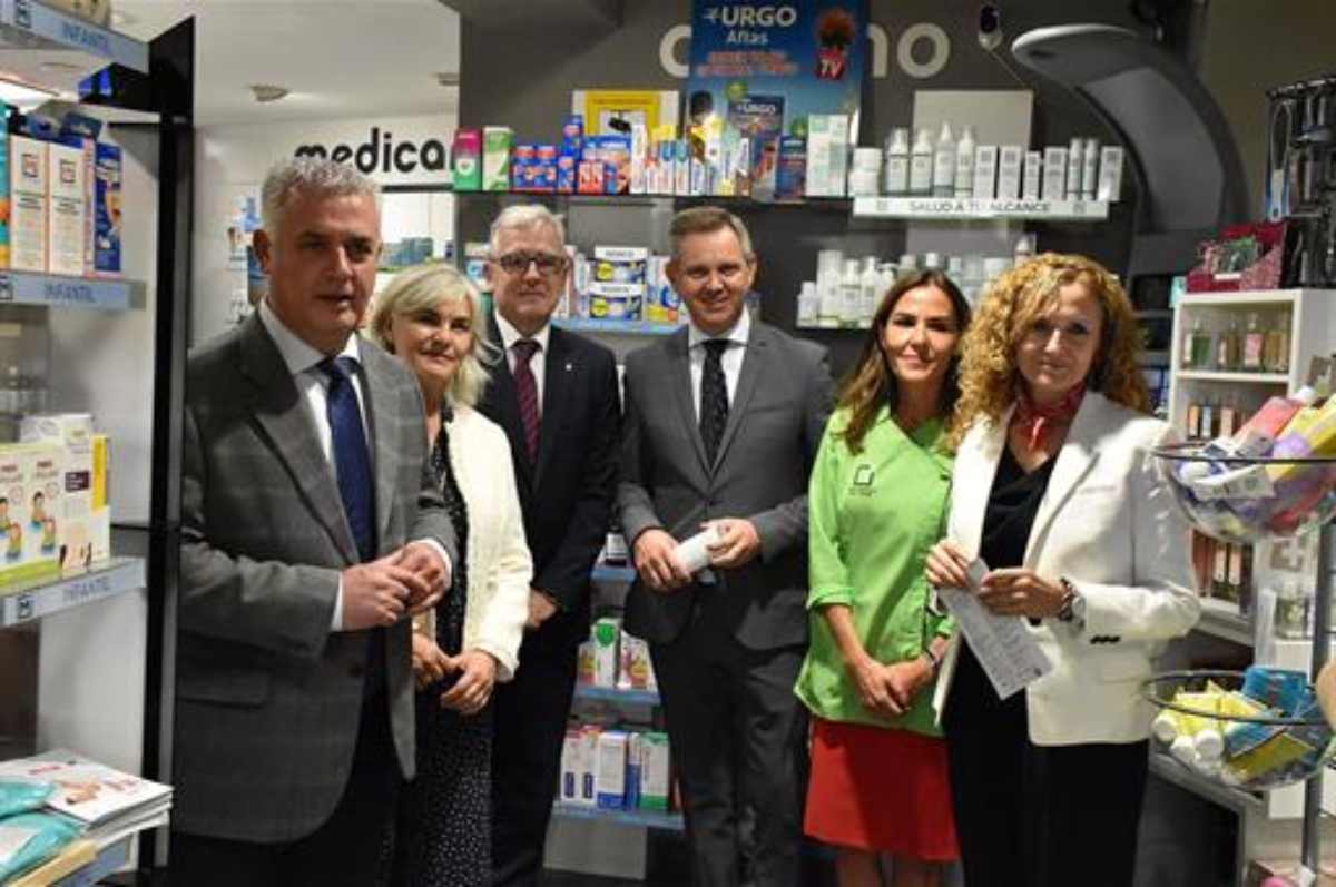 José Manuel Miñones, ministro de Sanidad, en una farmacia de Mondéjar (Guadalajara).