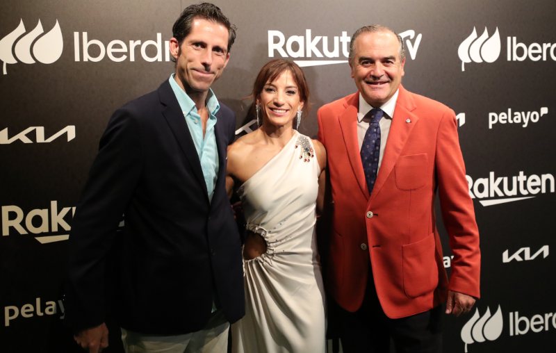 Sandra Sánchez, entre el alcalde de Talavera, José Julián Gregorio (a su izquierda), y el edil de Deportes, Antonio Núñez.