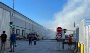 El camión se ha incendiado en el polígono La Quinta, en Cabanillas del Camnpo. Foto: María Gil.