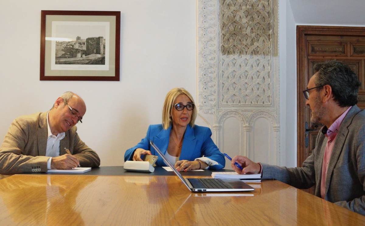 Inés Cañizares, vicealcaldesa de Toledo, junto al presidente de la Asociación de Comerciantes de Santa Teresa, Carlos Molina.