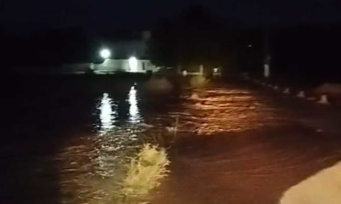 Imagen de una inundación de una carretera en el Santuario de Belén, en Almansa.