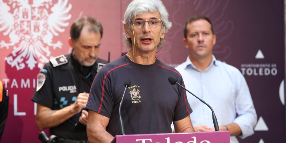 Isabelo Sánchez, oficial de bomberos de Toledo, en rueda de prensa.