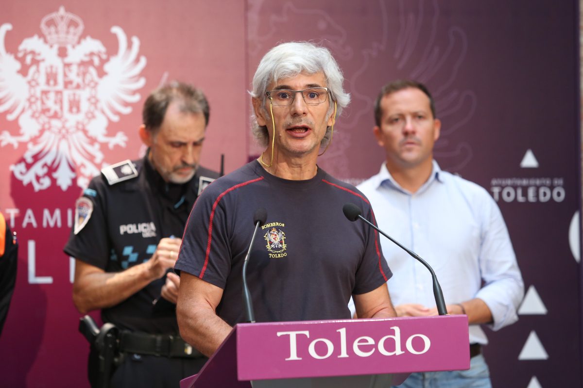 Isabelo Sánchez, oficial de bomberos de Toledo, en rueda de prensa.