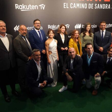 Foto de familia de la presentación del documental sobre Sandra Sánchez.