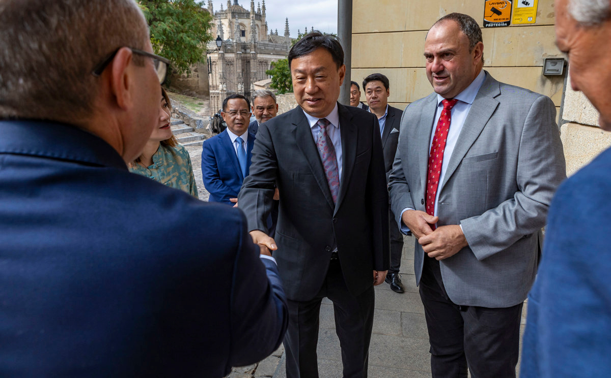El consejero de Agricultura, Ganadería y Desarrollo Rural, Julián Martínez Lizán (c-d), recibe a una delegación de la provincia china de Sichuan.