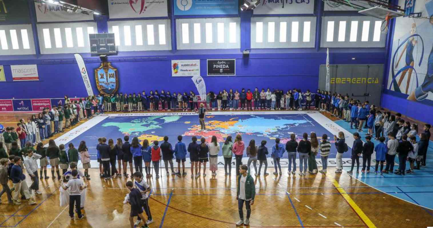 Imagen de una de las actividades realizadas con el mapa interactivo gigante.