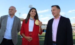 Alba Redondo, mostrando la medalla el día en que se puso su nombre a los campos de Albacete. Foto: Ayuntamiento de Albacete.