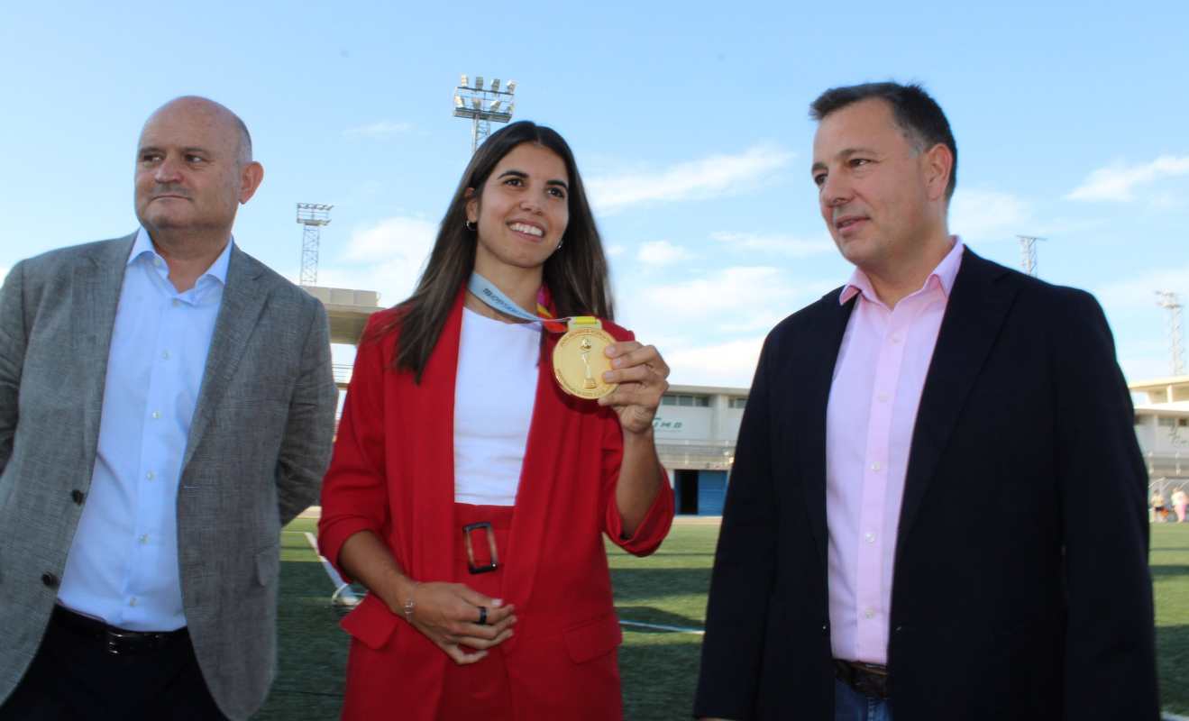 Alba Redondo, mostrando la medalla el día en que se puso su nombre a los campos de Albacete. Foto: Ayuntamiento de Albacete.