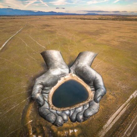 "En nuestras manos", obra de Saype con StepbyWater, en la laguna de Oropesa (Toledo).