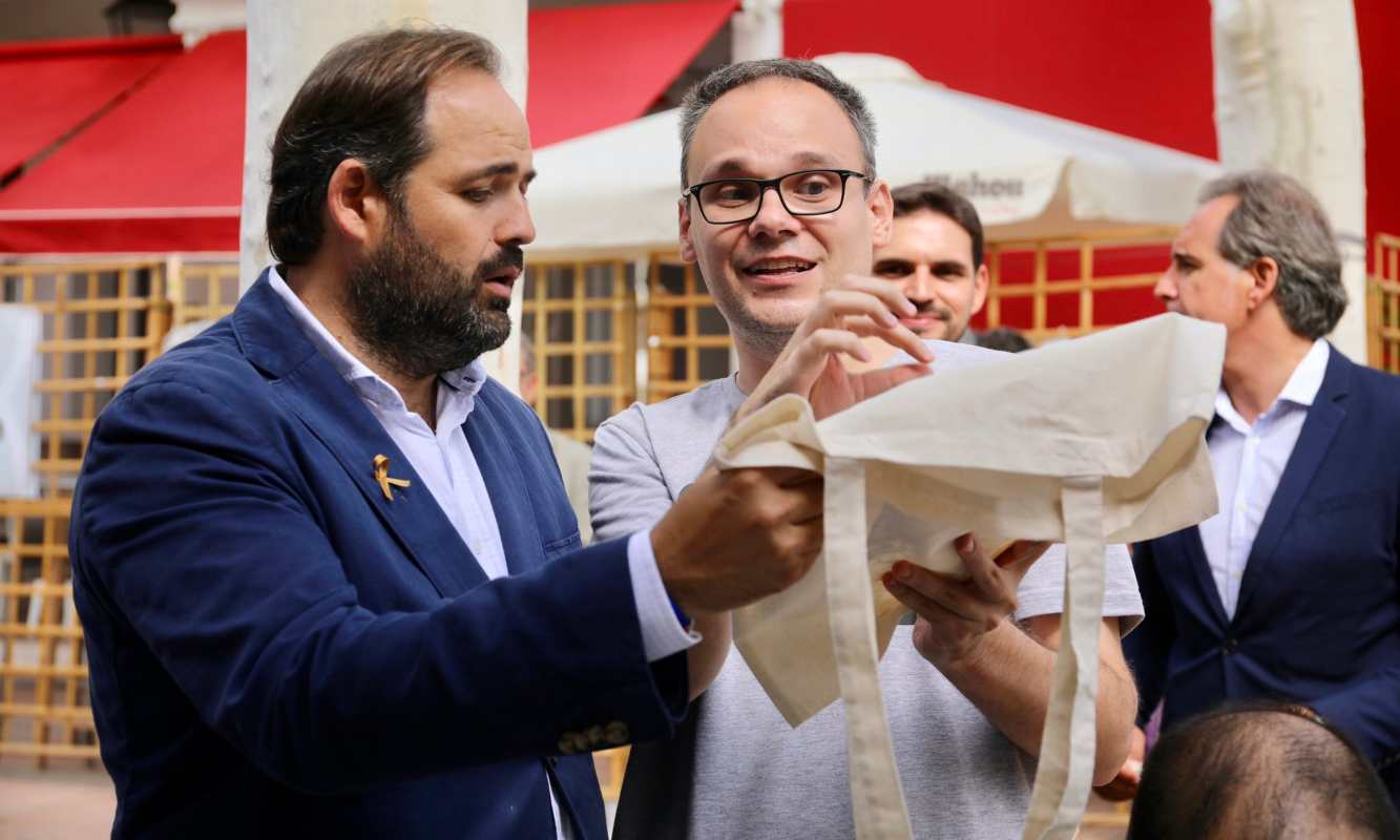 Paco Núñez se reunió con miembros del tejido asociativo de Albacete.