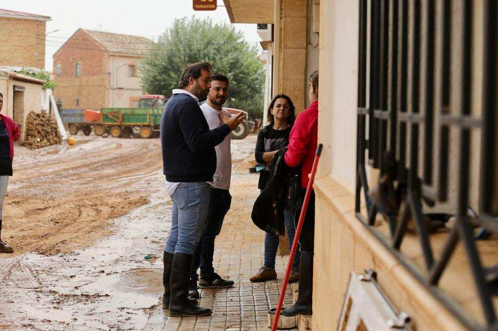 Paco Núñez, presidente del PP de CLM, visitando Buenache de Alarcón (Cuenca).