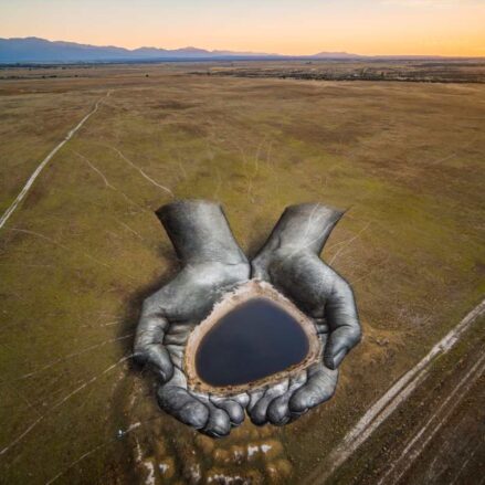 "En nuestras manos", obra de Saype con StepbyWater, en la laguna de Oropesa (Toledo).