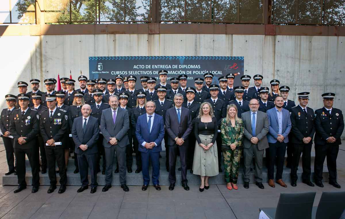 Los nuevos policías locales de CLM, junto al consejero de Hacienda, Administraciones Públicas y Transformación Digital, Juan Alfonso Ruiz Molina.