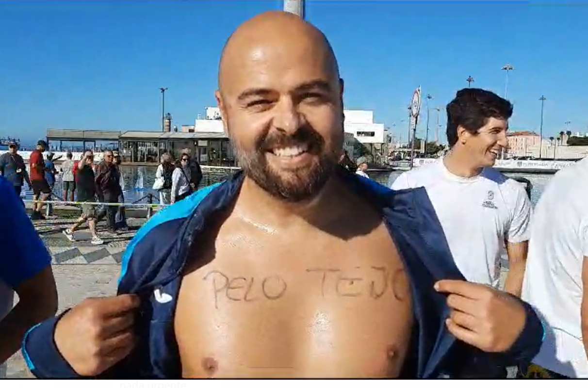 "Pelo Tejo",( "Por el Tajo en portugués), grabado en el pecho del nadador Alberto López.