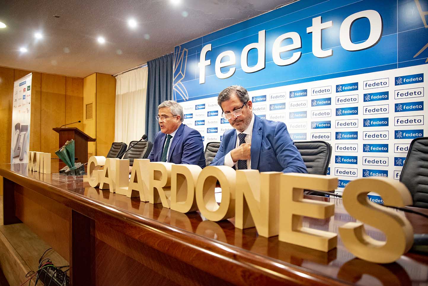 Javier de Antonio Arribas y Manuel Madruga, dando a conocer los XVII Galardones Empresariales de Fedeto. Foto: Rebeca Arango.