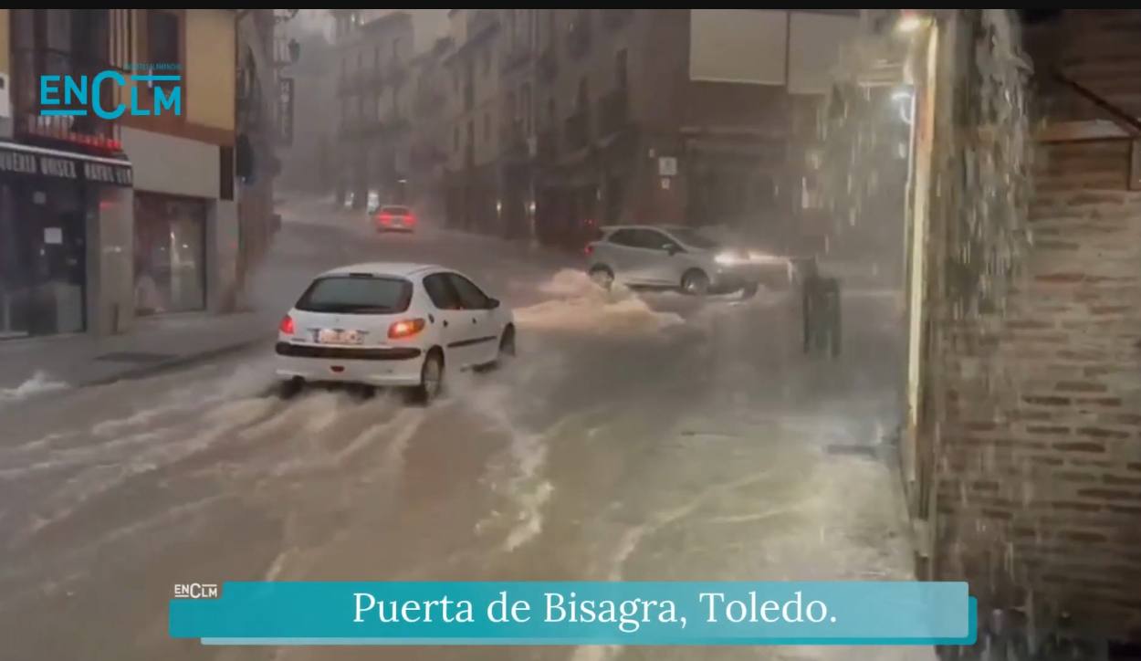 Así caía el agua en la Puerta de Bisagra de Toledo.