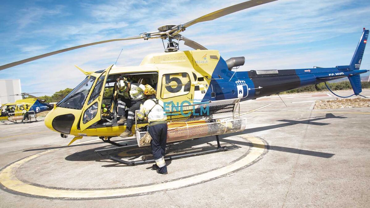 Helicoptero del Plan Infocam y su personal de extinción. Foto: Rebeca Arango.