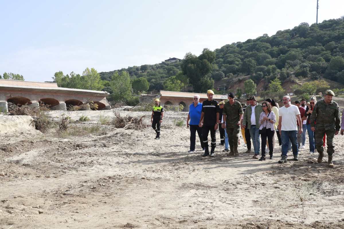 Margarita Robles, durante su visita a Aldea del Fresno, donde se rompió la tubería de Picadas. Foto: Ministerio de Defensa.