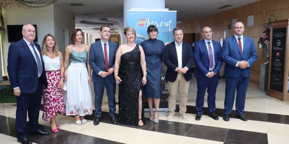 Rozalén (cuarta por la derecha), con las autoridades en la gala de Aprecu.