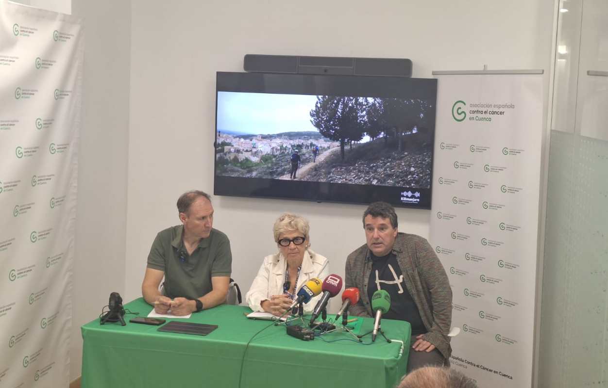 Miguel Ángel Rubio (izquierda) en la rueda de prensa en la que ha presentado sus expediciones. Foto: AECC Cuenca.