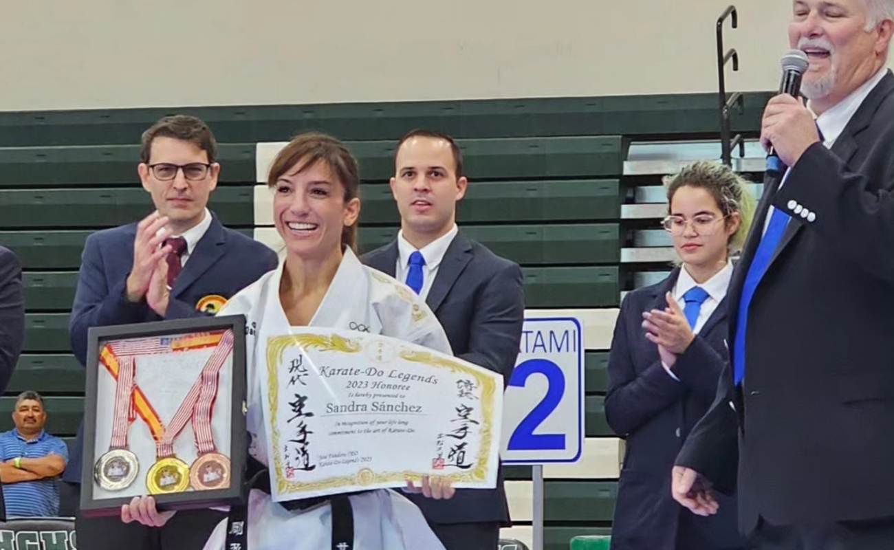 Sandra Sánchez, recibiendo la distinción "Karate-Do Legend" en Miami. Foto: EFE Deportes.