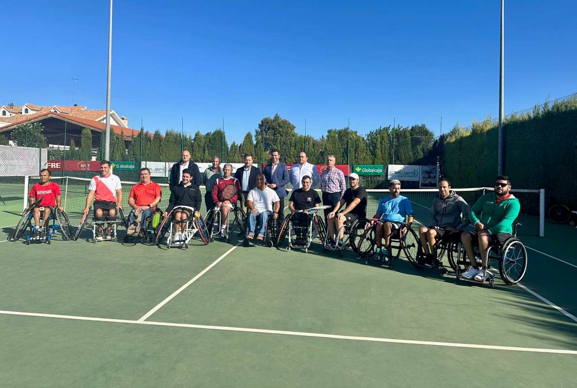 Foto de grupo en la presentación del torneo "Ciudad de Albacete" de tenis en silla de ruedas. Foto: @Selopezmanuel.
