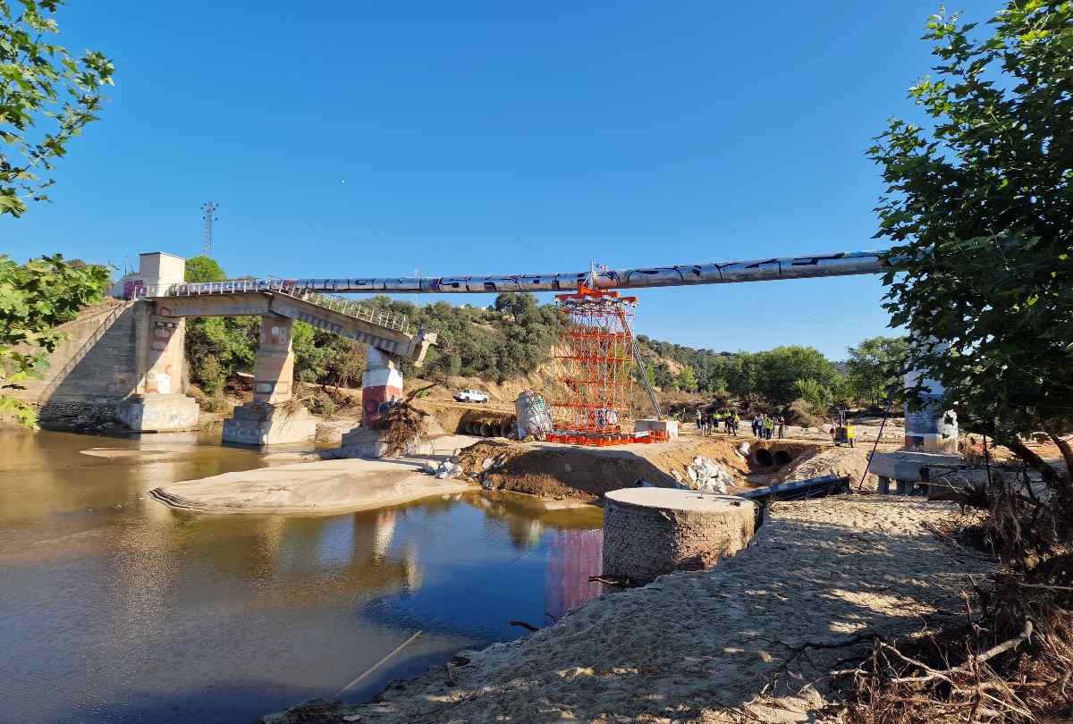 Imagen del viaducto de Picadas que está siendo reparado.